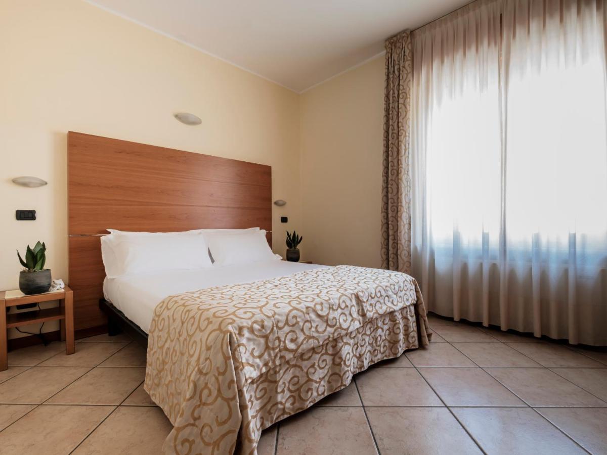 Hotel Lory Forlì Екстериор снимка