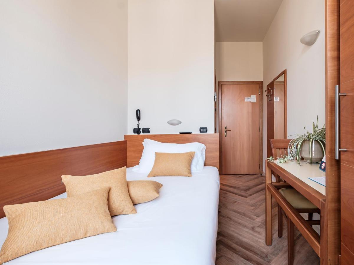 Hotel Lory Forlì Екстериор снимка